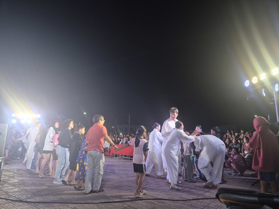 베트남 풍옌성 안미마을에서 열린 공연 모습. 예술공장 두레의 진행에 맟춰  관객들이 강강술래를 함께 즐기고 있다. (사진=김남균 기자)