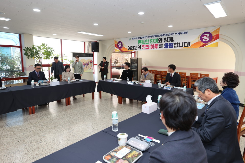 지난 해 진천에서 열리는 충북 장애인 체전을 앞두고 송기섭 진천군수는 품평회를 열어 선수단에게 제공될 도시락을 직접 점검했다.