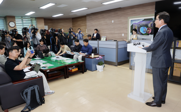 윤건영 충북교육감은 28일 기자회견을 열고 흉기 난동이 벌어진 모 고교의 지원 내용을 발표했다.(충북교육청 제공)