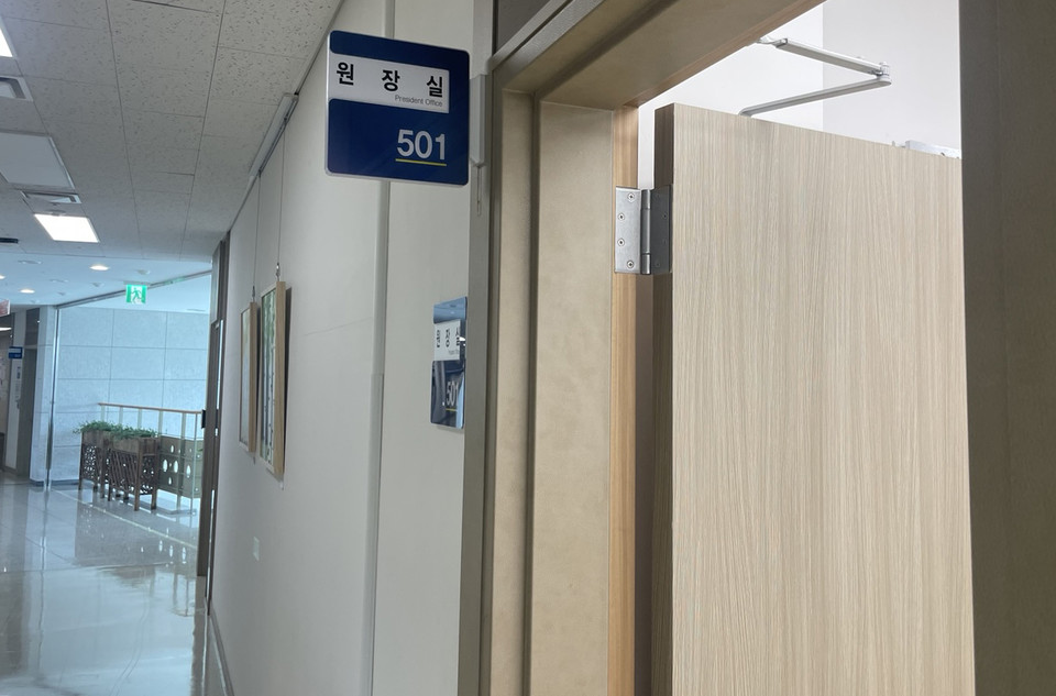 A원장실은 비서실을 통해 들어갈 수 있다. 당시 원장실 문이 열려 있어 비서실과 문밖에 대기하고 있던 직원들도 당시 상황을 모두 지켜볼 수 있는 상황이었다.