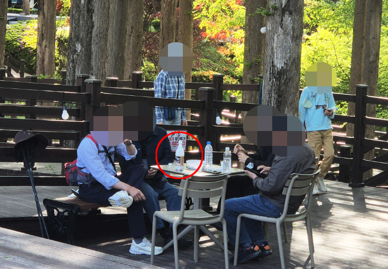 청남대 영춘제 축제가 열리고 있는 가운데, 관람객들이 청남대 안에서 막걸리를 마시고 있다. 해당 막거리는 청남대 안에서 판매된 제품이다. (사진제공=청주충북환경운동연합)