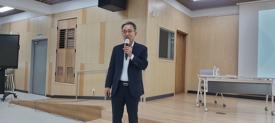 김상열 충북단재교육연수원 전 원장이 26일 열린 충북교육포럼에서 자신의 의견을 밝히고 있다.