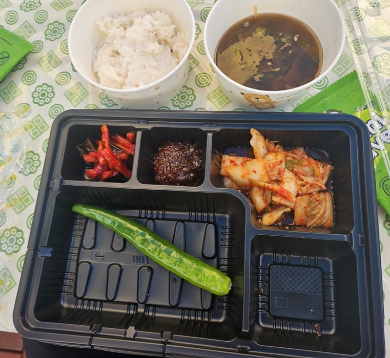 지난 24일 충북장애인도민체육대회에 참가한 선수단에게 제공된 도시락