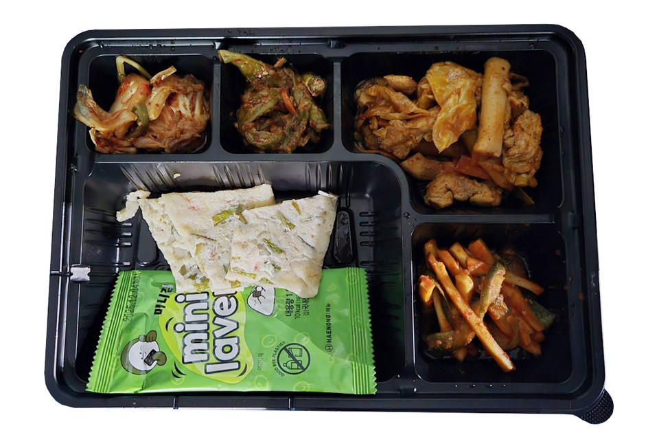 지난 24일 충북장애인체육대회에 참가한 선수단에 제공된 최초 도시락. 충주시와 충주시장애인체육회는 도시락 1100개 까지는 정상적으로 제공됐지만 이후 음식이 떨어져 문제가 된 불량 도시락이 제공됐다고 해명했다.  (사진=독자 제공)