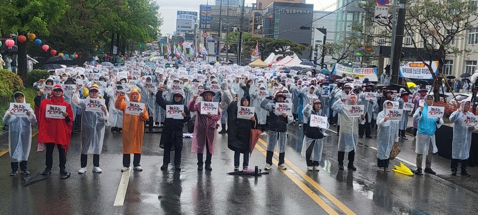 민주노총 충북지부 및 산별노조 조합원 3000여 명은 5월 1일 제 135주년 세계 노동절을 맞아 '2025 세계 노동절 충북데회'를 열었다.