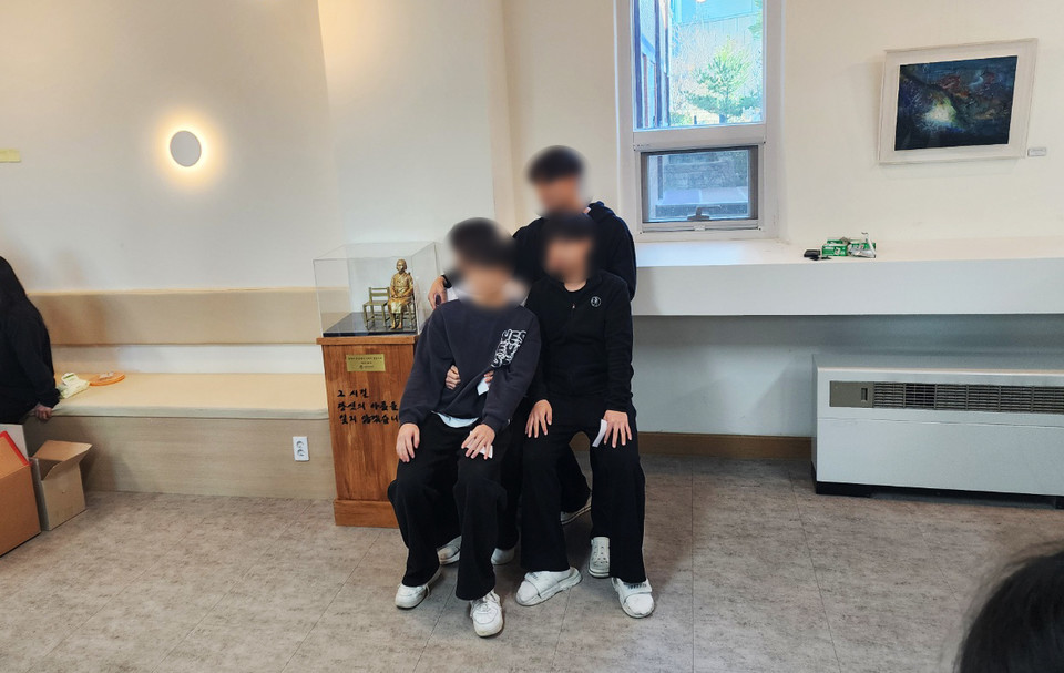 지난해 평화의 소녀상이 A고교 내에 전시되었을 당시, 학생들이 기념 촬영을 하고 있다.(독자 제공)