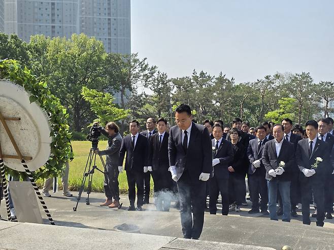 국민의힘 충북도당 선대위 출정식이 김문수 후보 일정으로 하루 연기된 가운데 12일 오창중앙근린공원 충혼탑 참배로 선거운동 시작을 알렸다.
