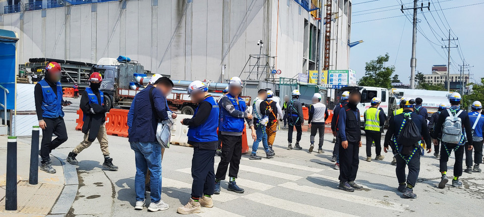 SK하이닉스 청주 M15X 건설 현장 노동자들이 점심식사를 위해 이동하고 있다.