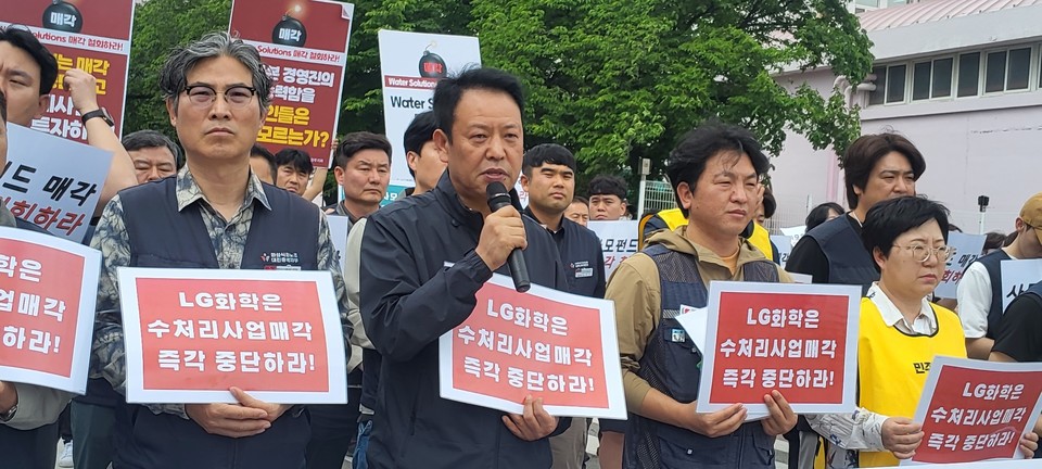 화섬노조 이영섭 대전충북지부장이 기자회견에서 발언을 하고 있다.