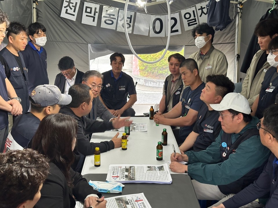 지난 16일 이연희 의원 등 민주당 관계자들은 매각반대를 요구하며 농성을 진행하고 있는 노동조합 천막농성장을 방문했다. (사진=전국화섬노조LG화학LG에너지솔루션청주지회 제공)