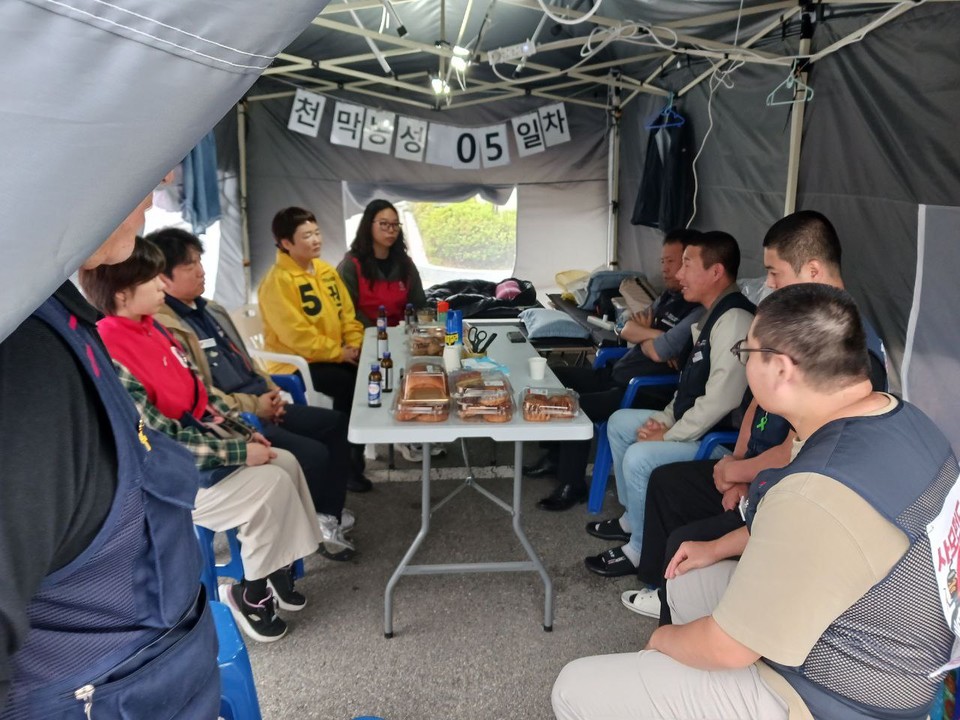 민주노동당 이영주 노동선대위원장은 19일 LG화학 청주공장 천막 농성장을 방문했다.(민주노동당 충북선대위 제공)