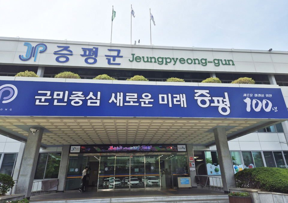 증평군(군수 이재영, 더불어민주당) 소속 한 공무원이 수영장에 간 시간을 근무한 것처럼 속여 시간외수당을 부당하게 받아온 사실이 드러났다.