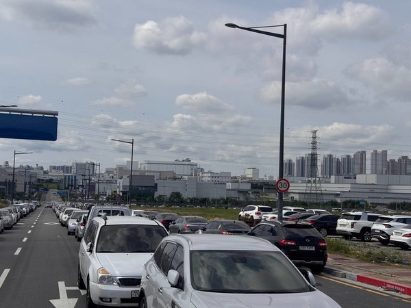 SK하이닉스 M15X 청주 건설 현장 인근 도로와 공터에 자동차들이 불법 주차돼 있다.(플랜트건설노조 강원충북지부 제공)