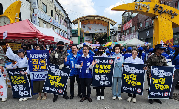 민주당 박범계 충청선대위원장이 음성 무극시장 앞에서 지지를 호소하고 있다.(더불어민주당 충북도당 제공)