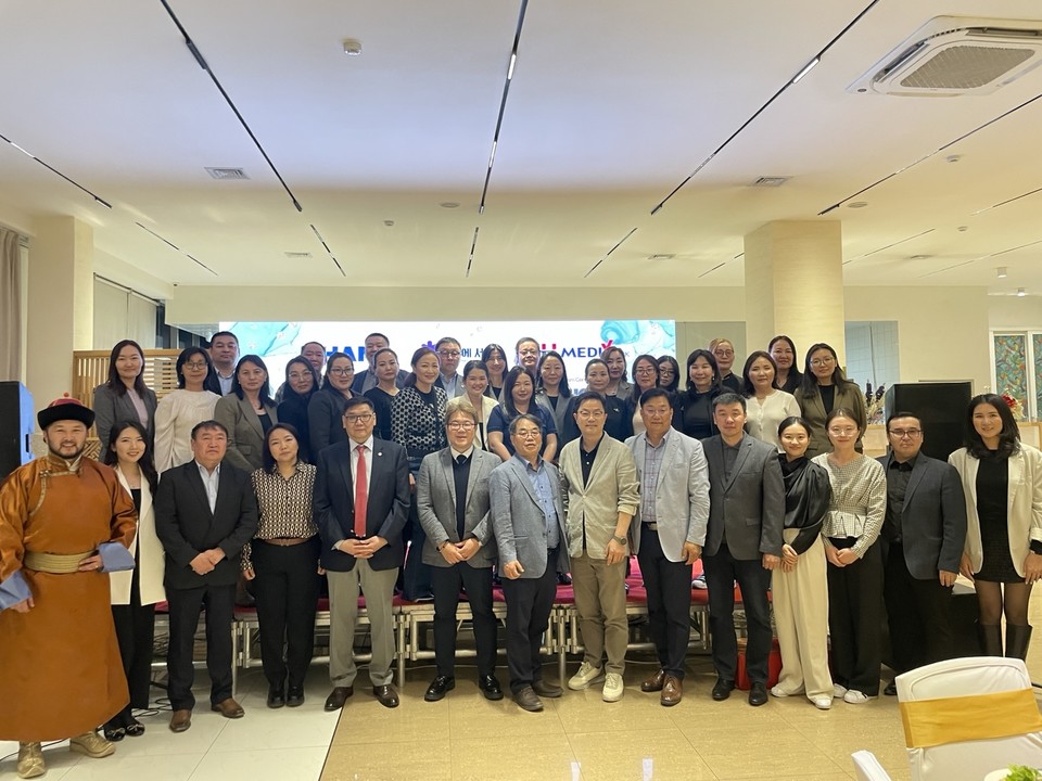 지난 22일 몽골 울란바토르 라마다호텔에서 열린 교류회에 몽골 의료계·정부 관계자 등 100여명이 참석했다. 사진=오옥균 기자.
