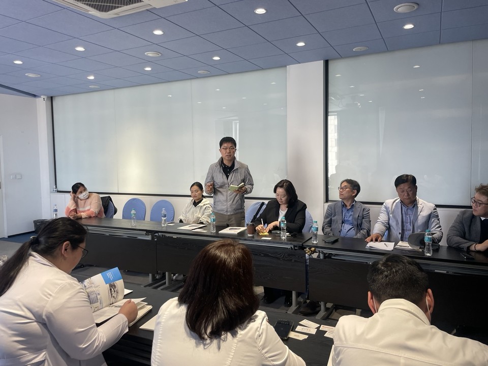 충북의료방문단이 몽골 현지 메하메드병원을 방문해 협력방안에 대해 토론하고 있다.