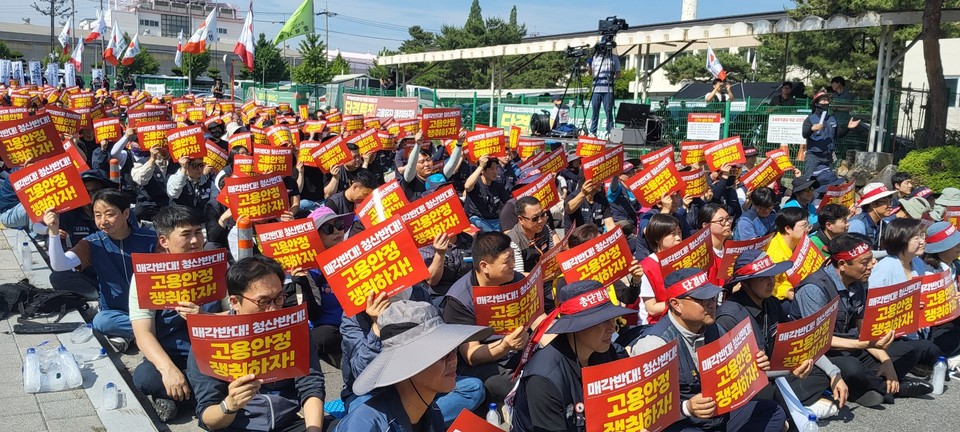 민주노총 전국화학섬유식품산업노동조합 대전충북지부는 26일 오후 롯데네슬레코리아 청주공장 정문 앞에서 임금단체협상 투쟁 전진대회를 열었다.