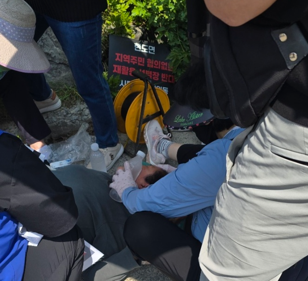 청주시가 개최하는 재활용선별센터 설립 설명회를 막던 현도면 주민이 쓰러져 병원에 이송되는 일이 발생했다.(비대위 제공)