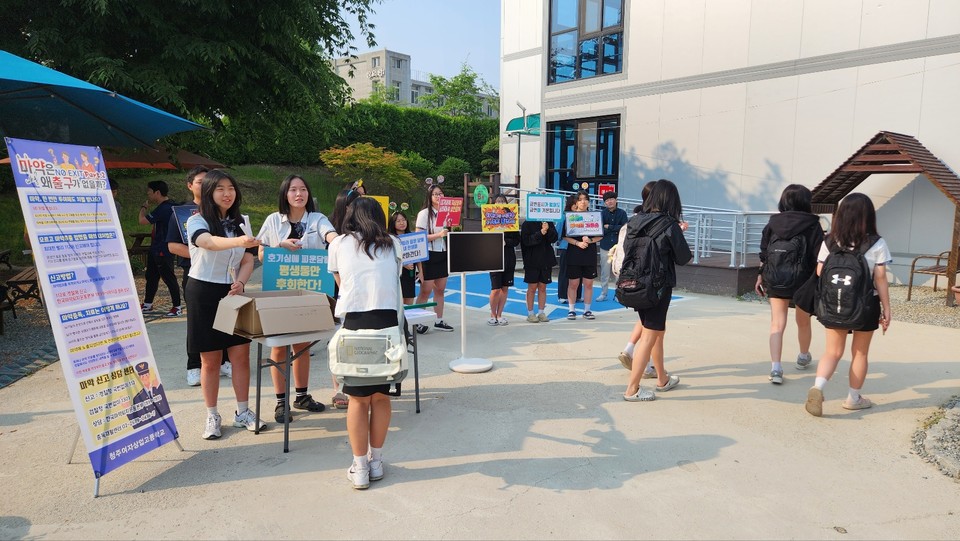 청주여상 학생들이 등굣길 학우들에게 금연 캠페인을 벌이고 있다. 사진=청주여상 제공.