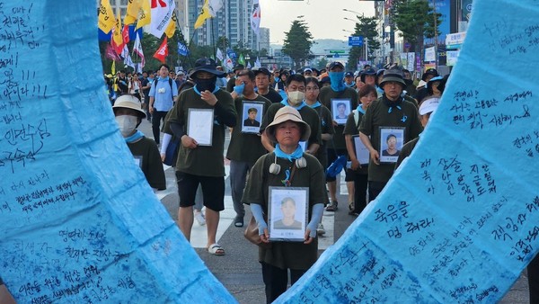 지난해 8월 17일 3000여명이 참석한 가운데 열린 희망버스 행진 모습.