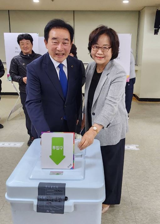 송기섭(더불어민주당, 왼쪽) 진천군수