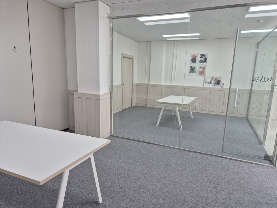 충북도대학교가 공사비 5500만원, 기자재 구입비 5500만원 등 1억1000만을 들여 조성했다고 밝힌 '공동 동호회실' 내부 전경. 책상 2개만 덩그라니 놓였고, 심지어 의자조차 없다. (사진=김남균 기자)