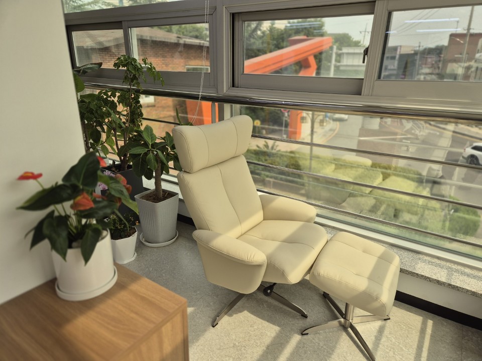 충북도립대학교 '공동 동호회실'에 설치한다며 의자 한개당 부가세 포함 414만원을 주고 구입한 의자. 하지만 이 의자는 공동동호회실이 아닌 총장실로 빼돌려졌다. 인터넷 쇼핑몰에는 해당 제품 판매가격이 90만원 대 선에서 판매되고 있다. (사진=김남균 기자)