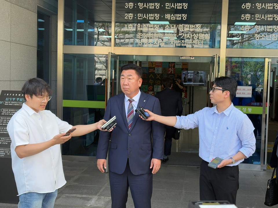 이범석 청주시장이 공판에 참석하기 위해 법정에 들어서고 있다.