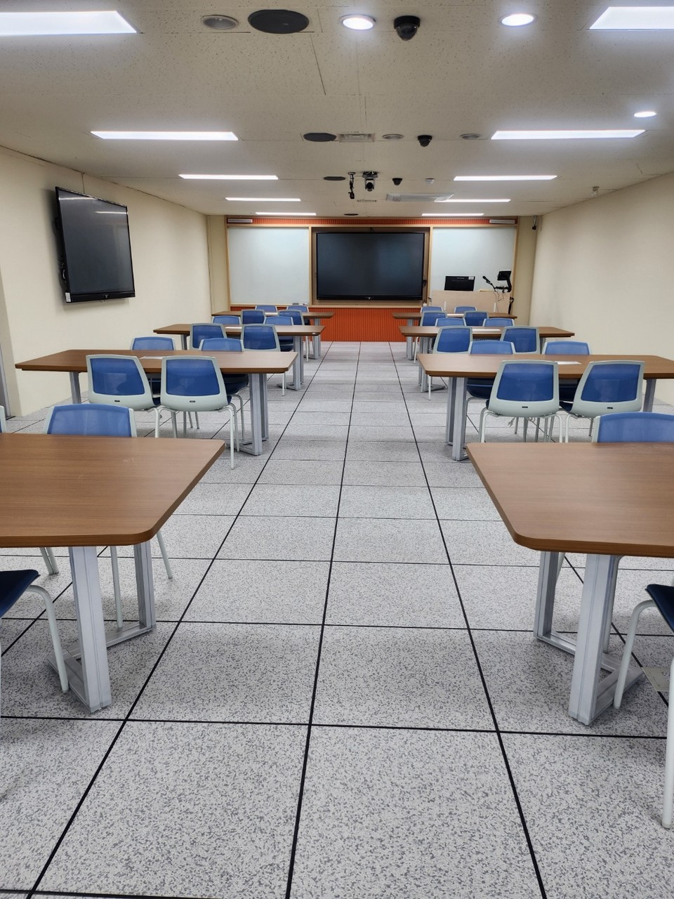 충북도립대가  본관동 502호엣 5468여만원의 기자재를 들여  'AI딥러닝 스튜디오'를 구축하겠다고 했지만, 구입한 기자재는 보이지 않고 책상과 의자만 덩그라니 놓여있다.