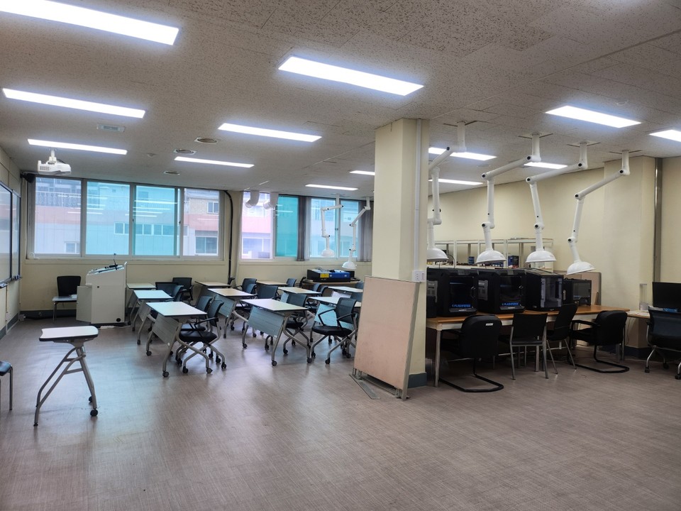 정보관 406호 내부. 스튜디오라기 보단 강의실에 불과하다.