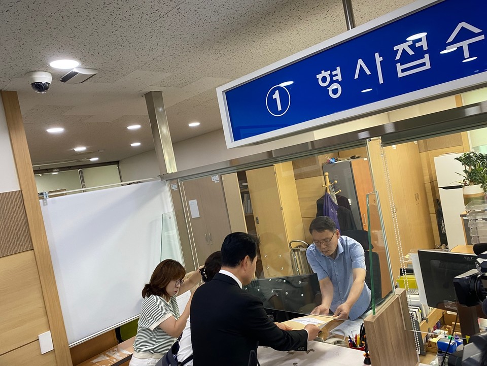 충주수영부학생성폭력사건대책위원회는 첫 공판이 열리는 26일 법원에 가해자들의 엄중 처벌을 촉구하는 탄원서를 제출했다.(대책위 제공)