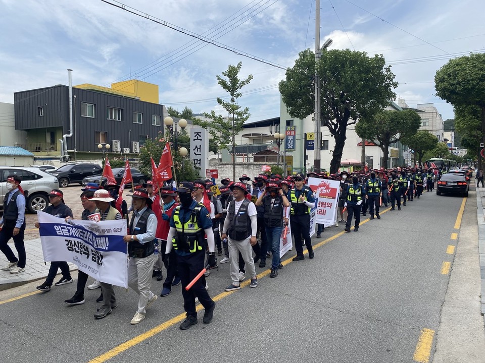 노동3권을 침해하는 독소조항으로 지적받았던 청주 시내버스 ‘임금인상 상한선’이 결국 폐지됐다. 지역 노동계는 2023년 부터 해당 조항을 폐지해 달라고 요구해왔다. (사진 2023년 우진교통 노동조합이 임금인상 상한선 폐지를 요구하며 집회를 진행하고 있는 모습. 충북인뉴스DB)