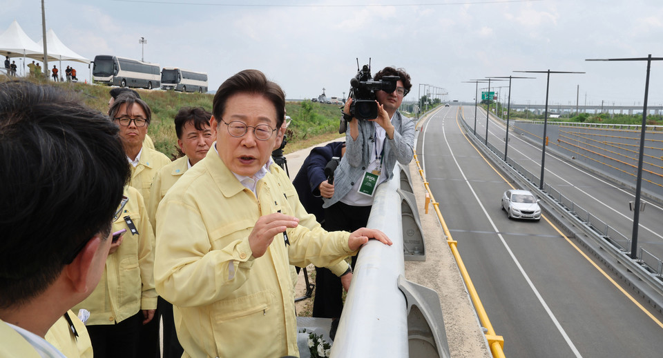 이재명 대통령은 참사 발생 2주기(7월15일)를 앞두고 청주시 오송읍 궁평2지하차도를 방문했다. 이재명 대통령 뒤로 김영환 충북도지사의 모습이 보인다. (사진=뉴시스)