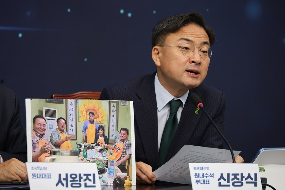 15일 청주출신 신장식(조국혁신당) 국회의원은 자신의 페이수북에 “김영환 지사는 즉각 사퇴하라”는 글을 올렸다.