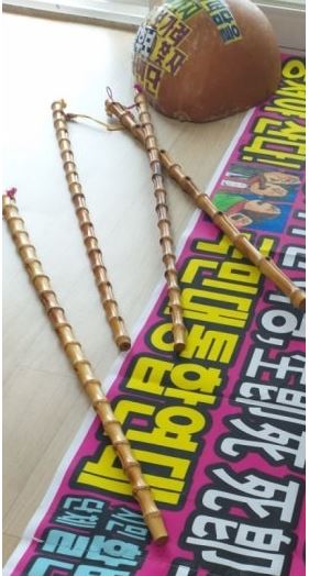 활빈단에 김영환 충북지사에게 전달할 예정인 회초리 (사진제공=활빈단)