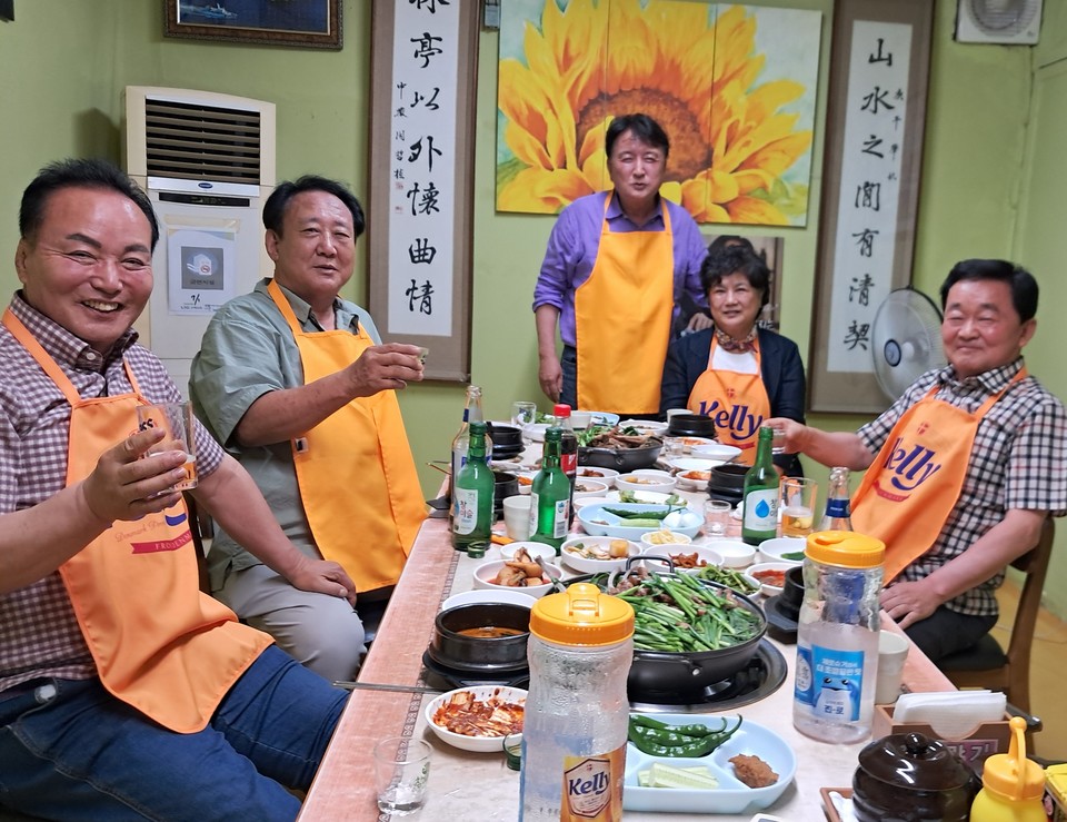 지난 12일 김영환 충북지사와 김현기 청주시의장, 이완복 청주시의원, 남연심 청주시의원, 정재훈 청주시의원은 염소탕집에서 술자리를 가졌다. 이날은 충북도가 정한 오송참사 2주기 추모기간으로, 김 지사는 전 직원에 대해 음주자제령을 내린 상태였다.