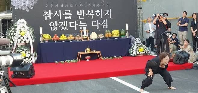 15일 충북도청 앞에서 200여명이 참여한 가운데 오송참사 2주기 추모식이 진행됐다. 참석자들은 희생자들을 추모하고, 진상규명과 책임자 처벌을 다짐했다.