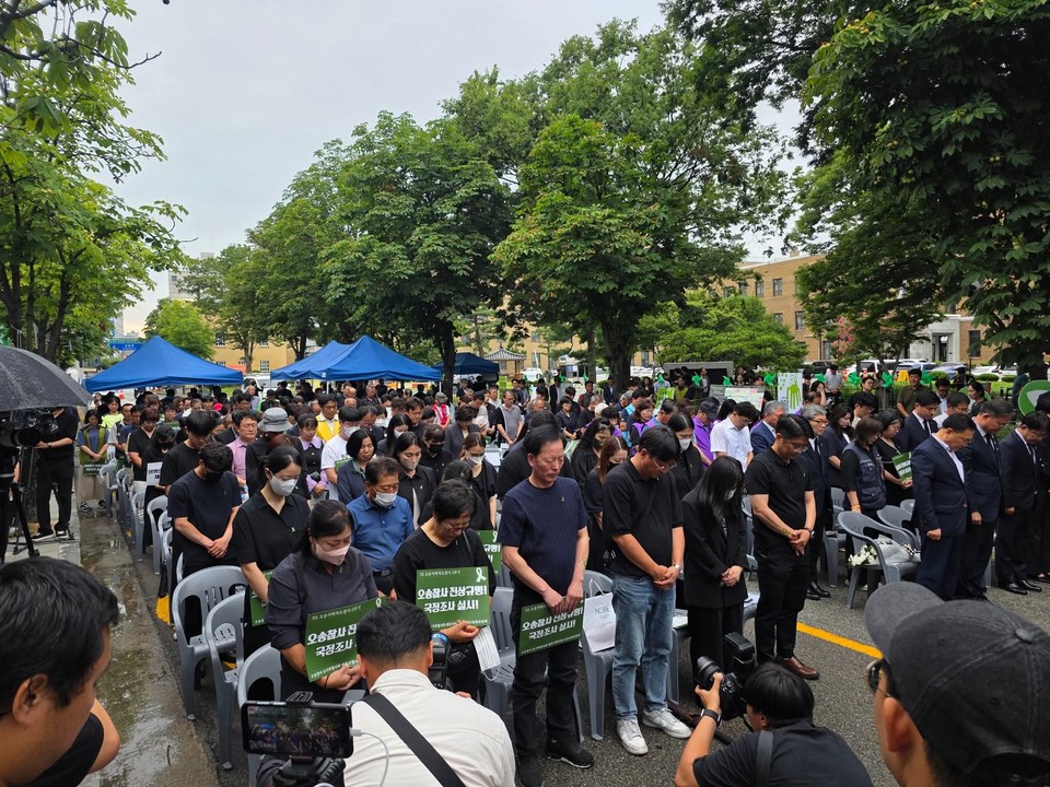 15일 충북도청 앞에서 200여명이 참여한 가운데 오송참사 2주기 추모식이 진행됐다. 참석자들은 희생자들을 추모하고, 진상규명과 책임자 처벌을 다짐했다.