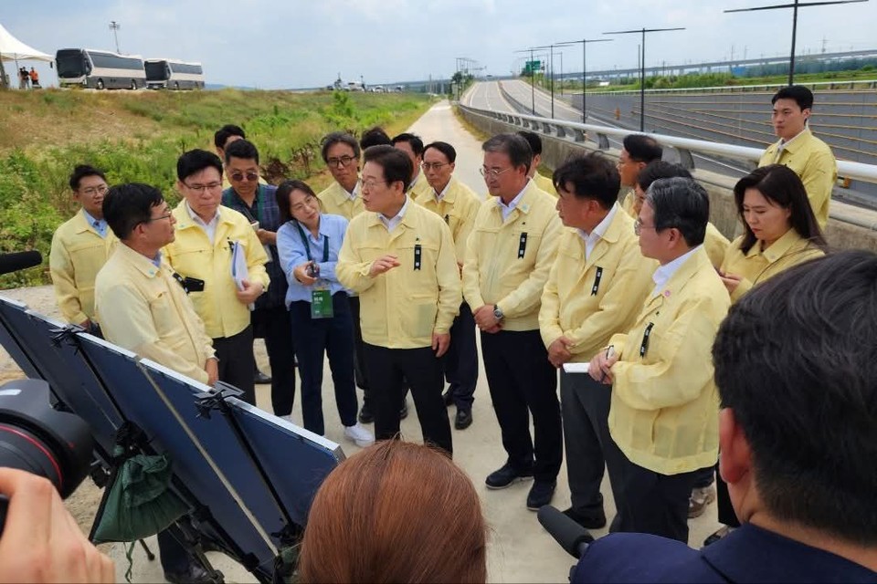 16일 이재명 대통령은 청와대 영빈관에서 진행된 오송‧세월호‧이태원‧제주항공참사 희생자 유가족을 만난 자리에서  참사 희생자에 대해 모욕하는 범죄행위를 수사할 전담팀 구성하라고 지시했다. 사진은 지난 16일 오송참사 현장을 방문한 이재명 대통령 모습