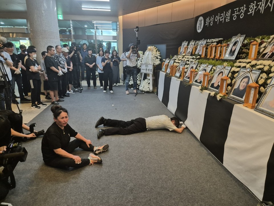 국정기획위원회 아리셀참사 피해 유가족 등에 따르면 오늘(18일) 오후 4시 이한주 위원장 등 국정기획위원회 관계자와 산재사망 노동자 유가족이 만나 간담회를 진행한다.