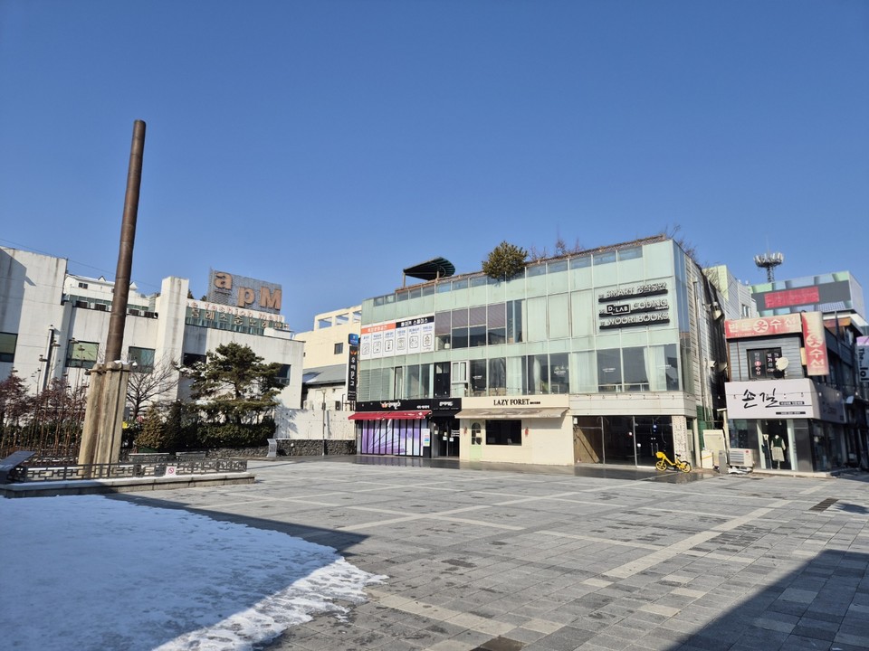 충문화재단이 청사 를 이전 하려던 옛 우리문고 건물. 충북인평원이 지난 해 94억여원을 주고 매입했다. 매입당시 고가 특혜 매입 논란이 발생했다.