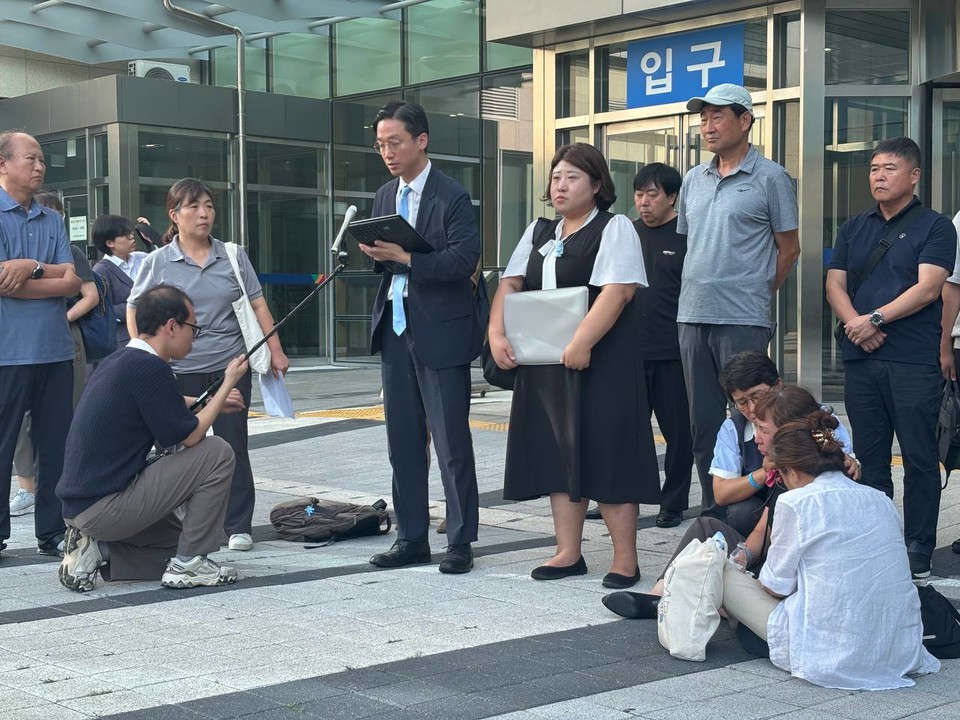 23일 열린 아리셀 중대재해 참사 결심공판 이후 아리셀 중대재해참사 대책위가 기자들에게 설명을 하고 있다.(대책위 제공)