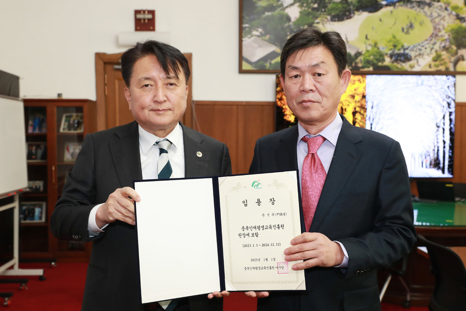 디스커버리펀드 사건에 연루돼 알선수재 혐의로 실형을 선고받은 윤석규 (오른쪽)전 충북인평원장. 윤 전원장은 경기도 파주 출신으로 충북과 아무런 연고도 없다.