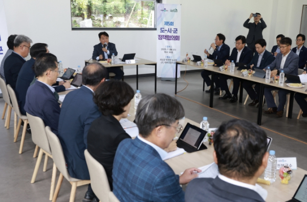 22일 충북도는 괴산군 청천면 소재 ‘농소막’에서 김영환 지사 주재로 ‘2025년 제5회 도-시군 정책협의회’를 개최했다.