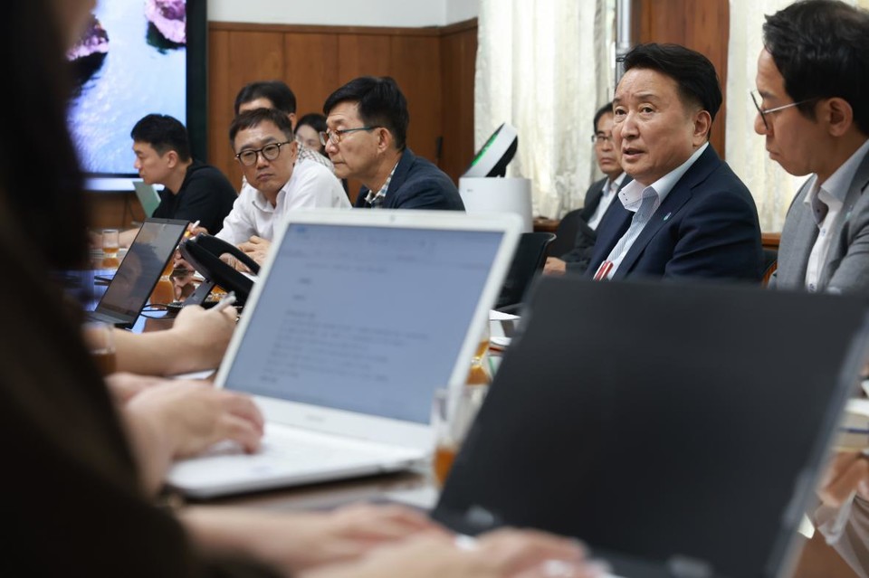 24일 김영환 지사는 충북도청에서 기자들과 간담회 진행하던 도중 “명태균은 예전부터 아는 사이였고, 통화도 하는 사이였는데 공천이나 이런 거에 관련은 없다”고 말했다. (사진=충청북도 제공)