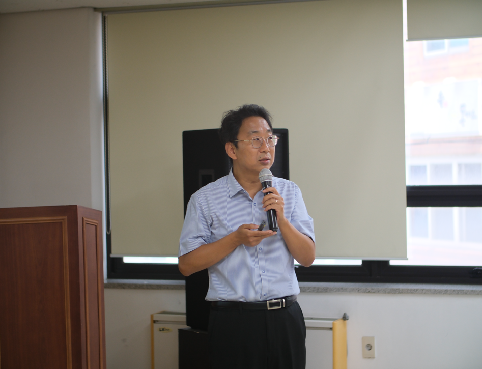 29일 열린 '녹색공공교통 토론회'에서 송상호 충북기후위기비상행동 공동대표가 발제를 하고 있다.(충북기후위기비상행동 제공)