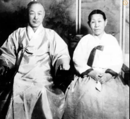 친일파 윤명선의 본적지 토지를 최초로 소유했던 친일반민족행위자 윤치소(왼쪽)와 부인. 윤보선 전 대통령은 윤치소의 장남이다.