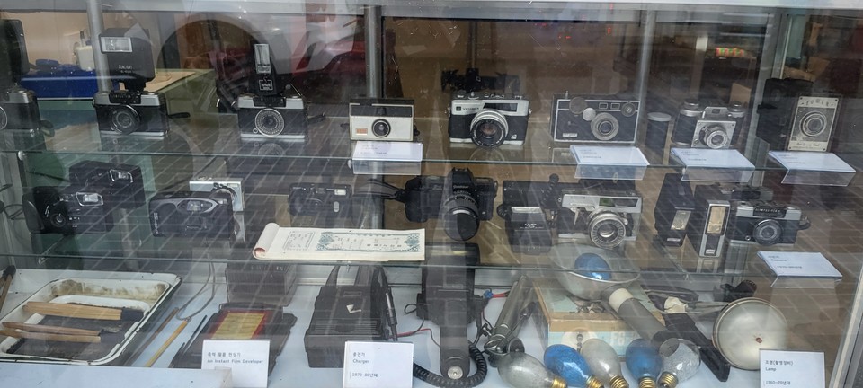 '스튜디오 느린손'에 전시되어 있는 카메라.