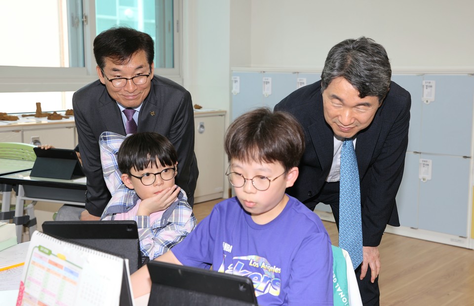 지난 4월 이주호 전 교육부 장관이 청주 복대초를 방문, 윤건영 충북교육감과 함께 수업 참관을 하고 있다.(충북교육청 제공)