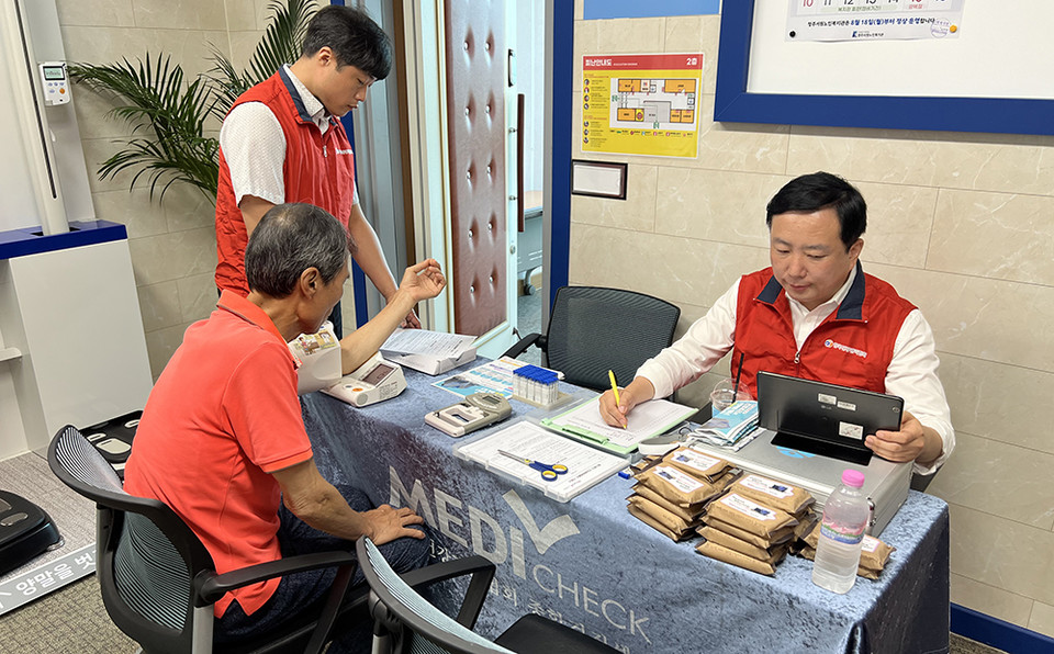 한국건강관리협회 충북세종지부가 5일 서원노인복지관에서 캠페인을 진행하고 있다.
